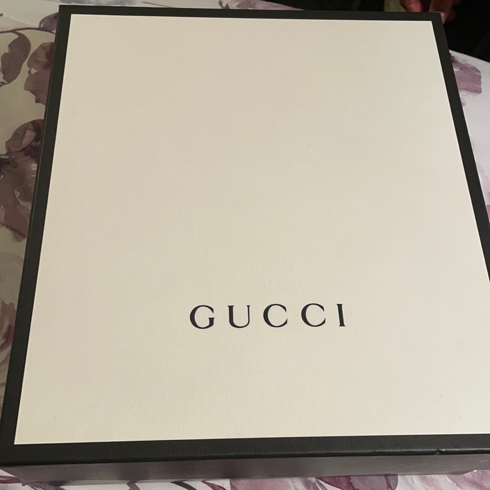 Gucci boots missing one belt